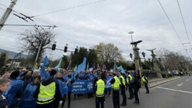 Протест на служителите в градския транспорт блокира София