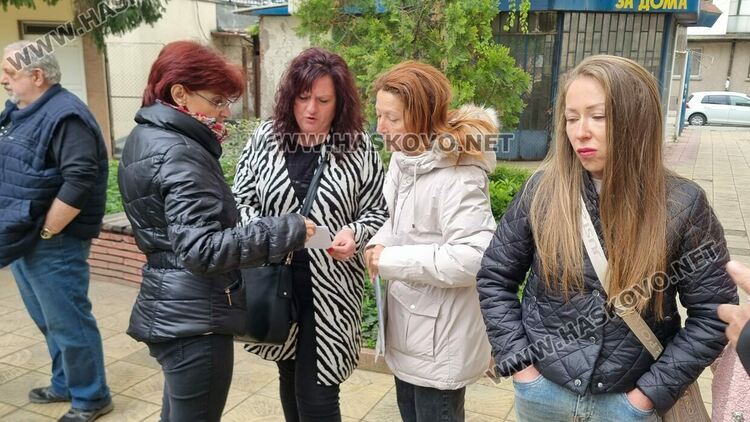 Читалищни дейци протестираха пред „Заря“, оспорват в съда назначение на секретар