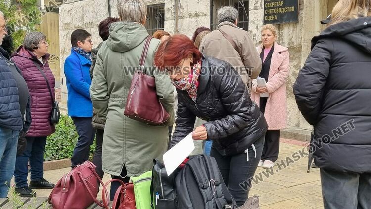 Читалищни дейци протестираха пред „Заря“, оспорват в съда назначение на секретар