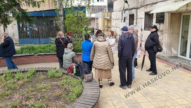 Читалищни дейци протестираха пред „Заря“, оспорват в съда назначение на секретар