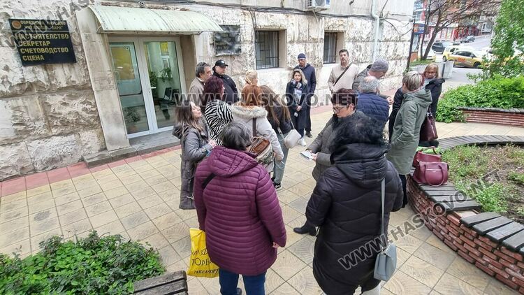 Читалищни дейци протестираха пред „Заря“, оспорват в съда назначение на секретар