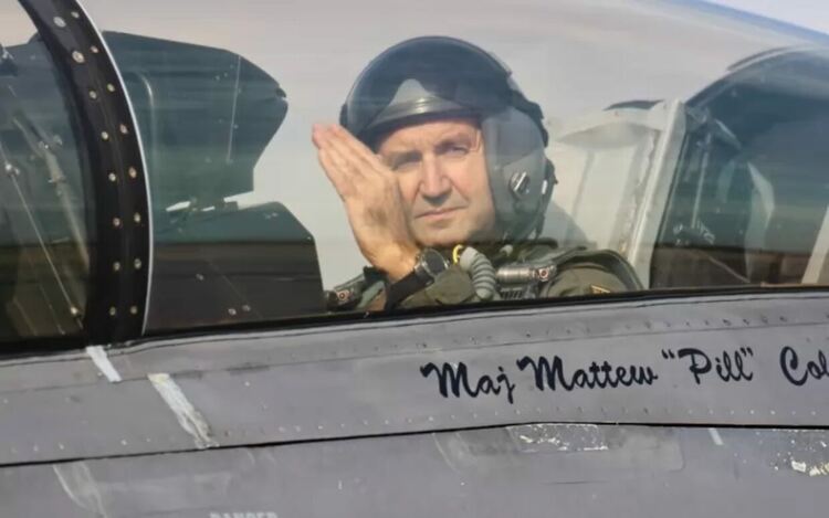 Президентът и върховен главнокомандващ Румен Радев в кабината на F-16, повозен от командира на авиобаза „Авиано“ в Италия генерал Тад Кларк, след като беше против сделката за американския изтребител