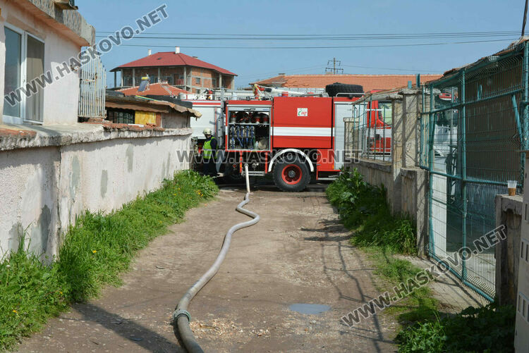 Възрастен мъж пострада при пожар, къщата му в кв. „Република“ в Хасково изгоря 