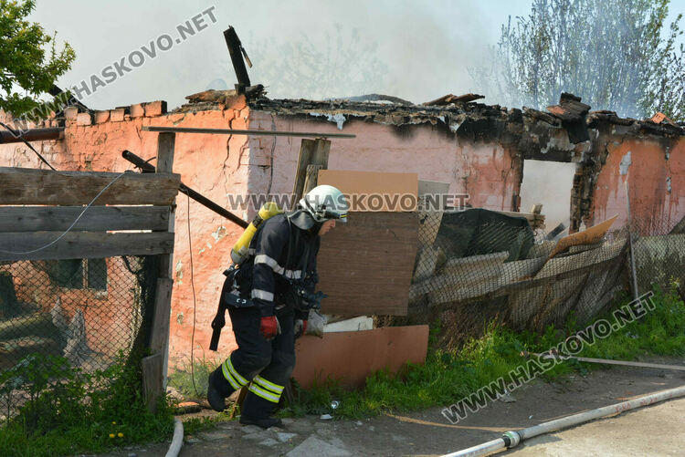 Възрастен мъж пострада при пожар, къщата му в кв. „Република“ в Хасково изгоря 