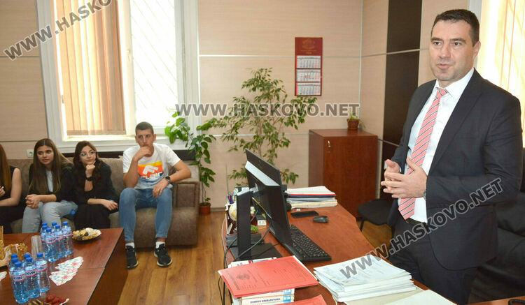 Ученици влязоха в ролята на висши магистрати и разпределяха дела на случаен принцип