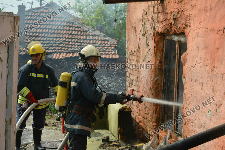 Възрастен мъж пострада при пожар, къщата му в кв. „Република“ в Хасково изгоря 