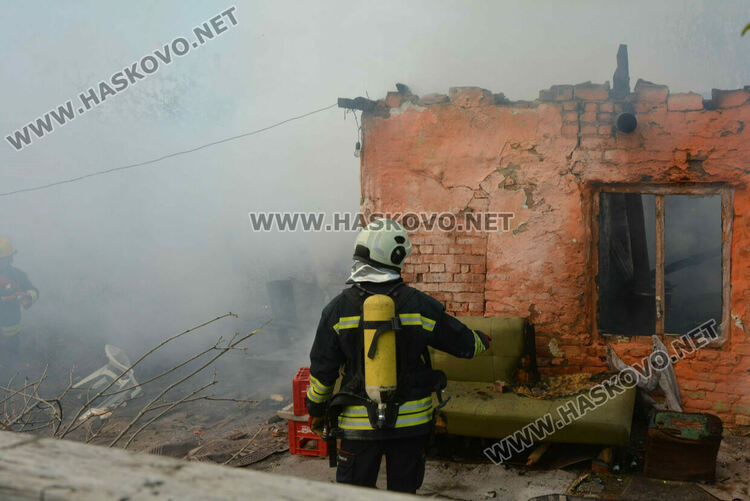 Възрастен мъж пострада при пожар, къщата му в кв. „Република“ в Хасково изгоря 