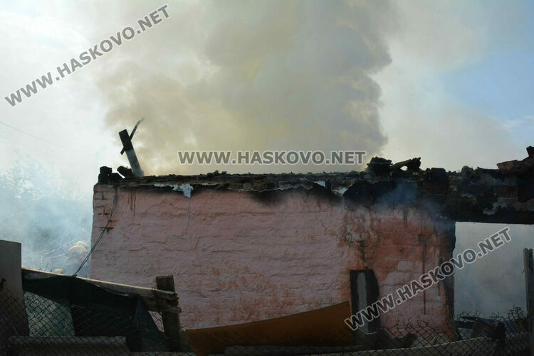 Възрастен мъж пострада при пожар, къщата му в кв. „Република“ в Хасково изгоря 