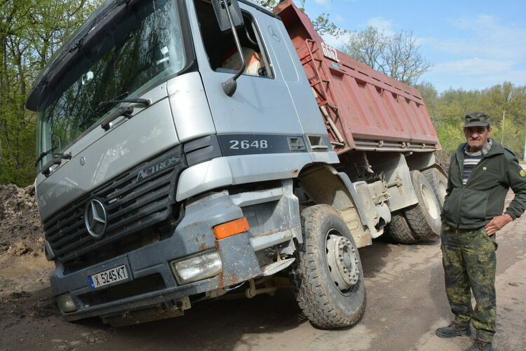 13-тонен самосвал пропадна в мека почва в парк „Кенана“