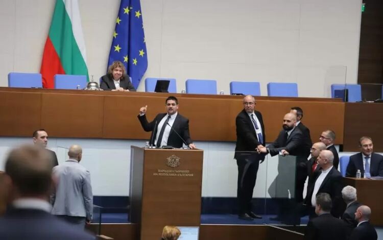 Радостин Василев и хората му заседнаха на трибуната.