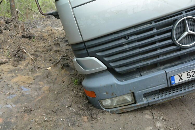 13-тонен самосвал пропадна в мека почва в парк „Кенана“