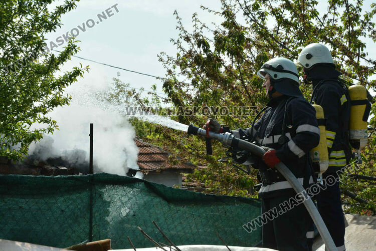 Възрастен мъж пострада при пожар, къщата му в кв. „Република“ в Хасково изгоря 
