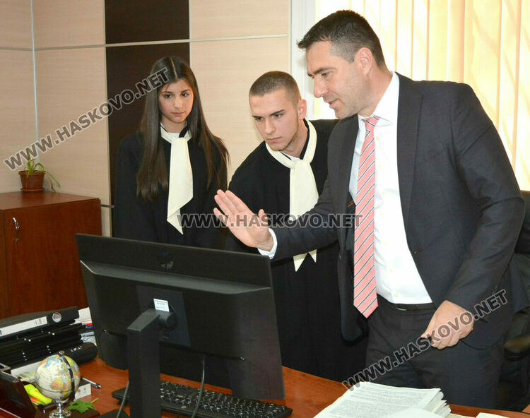 Ученици влязоха в ролята на висши магистрати и разпределяха дела на случаен принцип