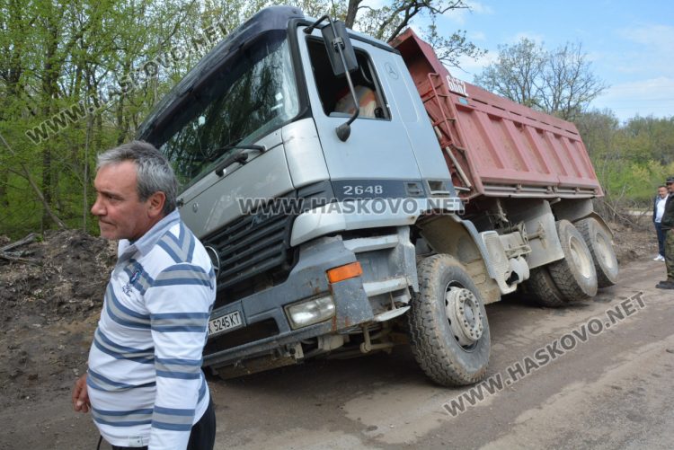 13-тонен самосвал пропадна в мека почва в парк „Кенана“