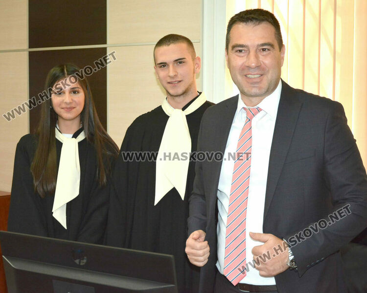 Ученици влязоха в ролята на висши магистрати и разпределяха дела на случаен принцип