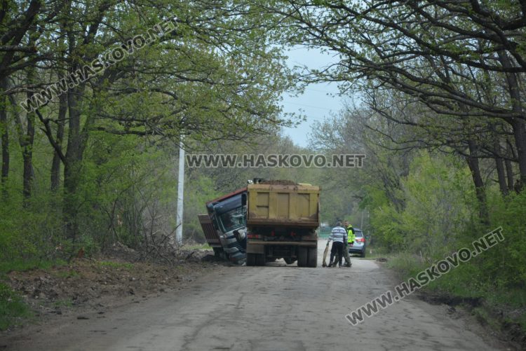 13-тонен самосвал пропадна в мека почва в парк „Кенана“