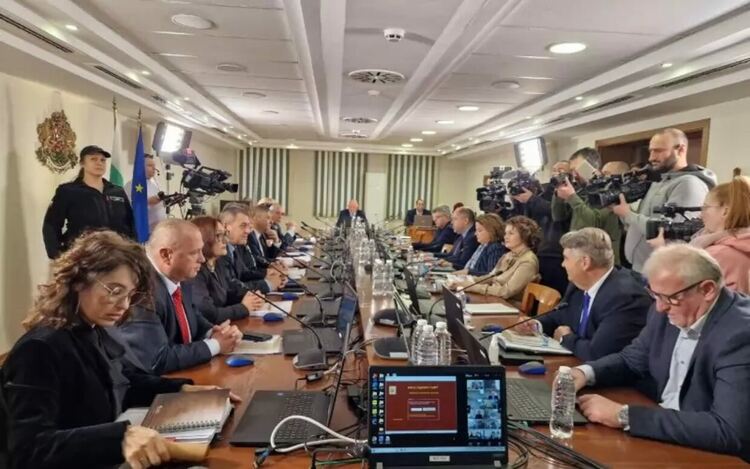 Висшият съдебен съвет, чийто мандат изтече през октомври 2022 г., има законова забрана да избира главен прокурор и председатели на върховни съдилища. Кадруването на останалите ключови позиции в системата обаче продължава.