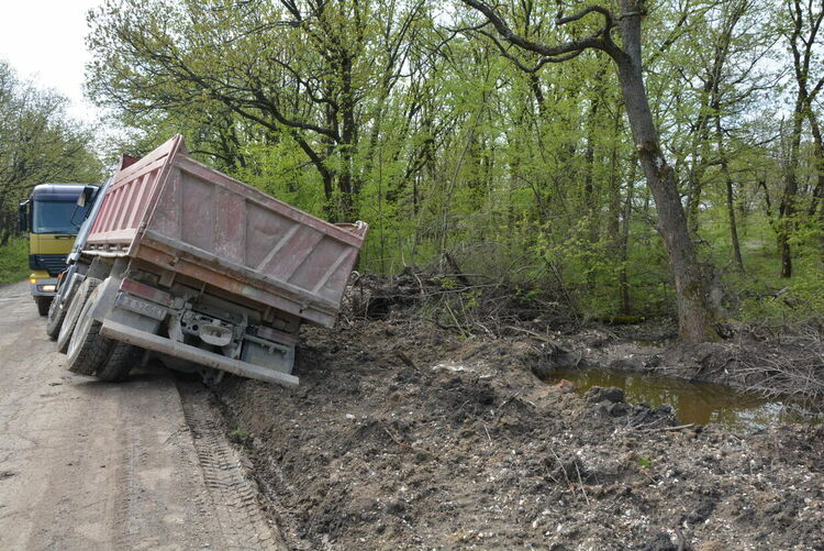 13-тонен самосвал пропадна в мека почва в парк „Кенана“