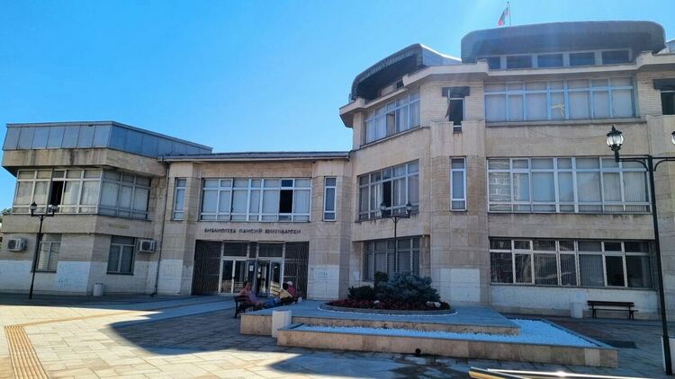 Библиотеката в Асеновград купува интерактивен под с финанси от спечелен проект