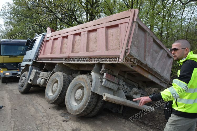 13-тонен самосвал пропадна в мека почва в парк „Кенана“