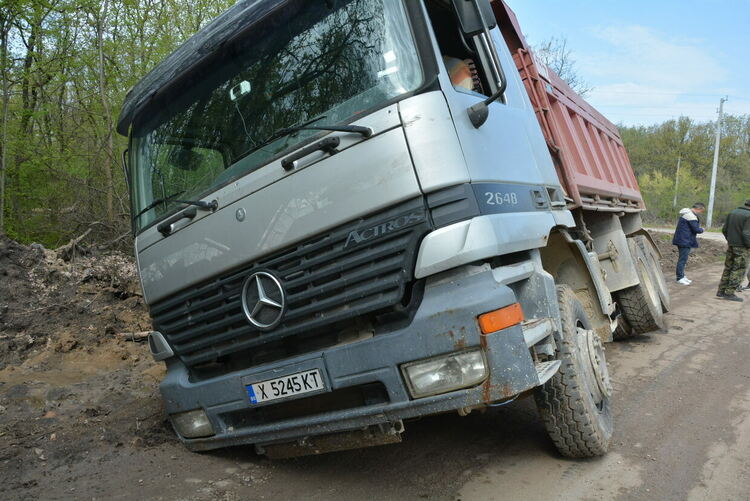 13-тонен самосвал пропадна в мека почва в парк „Кенана“