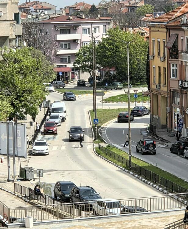 Опресняват пътната маркировка в Асеновград 