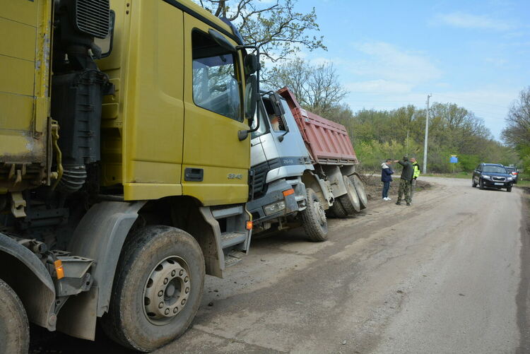13-тонен самосвал пропадна в мека почва в парк „Кенана“