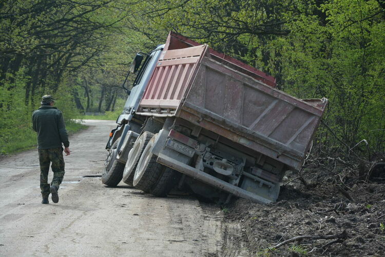 13-тонен самосвал пропадна в мека почва в парк „Кенана“