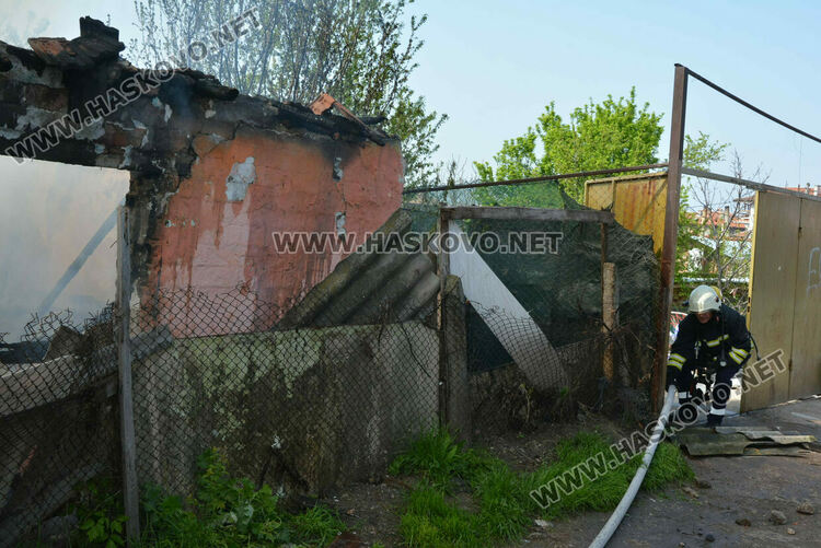 Възрастен мъж пострада при пожар, къщата му в кв. „Република“ в Хасково изгоря 