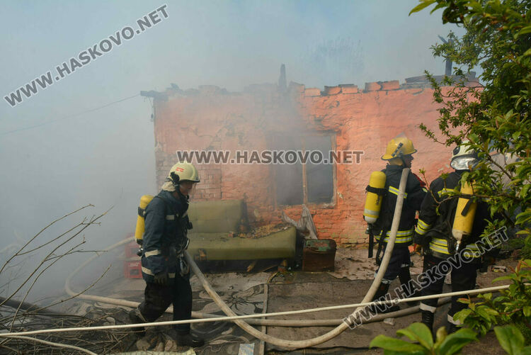 Възрастен мъж пострада при пожар, къщата му в кв. „Република“ в Хасково изгоря 