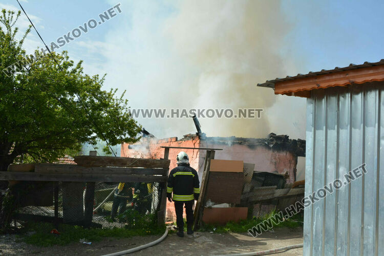 Възрастен мъж пострада при пожар, къщата му в кв. „Република“ в Хасково изгоря 