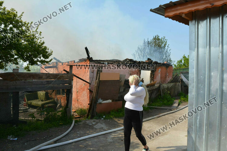 Възрастен мъж пострада при пожар, къщата му в кв. „Република“ в Хасково изгоря 