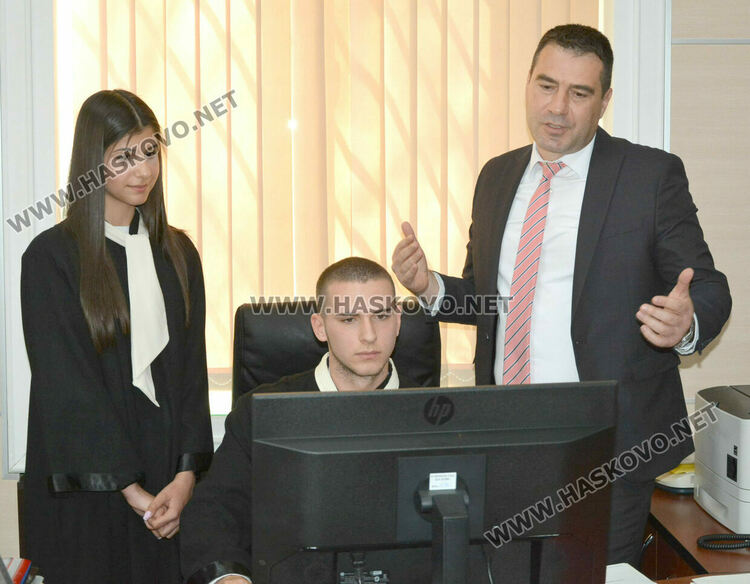 Ученици влязоха в ролята на висши магистрати и разпределяха дела на случаен принцип