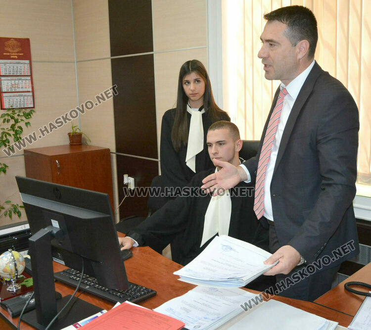 Ученици влязоха в ролята на висши магистрати и разпределяха дела на случаен принцип