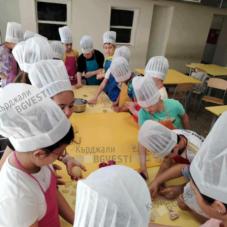 Великденска магия в СУ “Отец Паисий” - заедно с Младежки център Кърджали!/снимки/