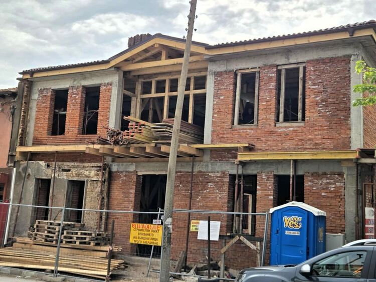 Реставрирането на Караалановото училище в Асеновград тече по план