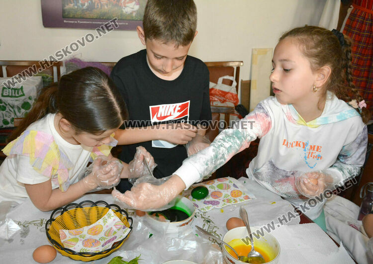 Второкласници боядисваха яйца на Велики четвъртък в читалище „Тракия“ 