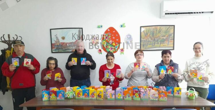 Специална грижа за възрастните хора в Кърджали за Великден,радват ги с празничен обяд и поздравителни картички