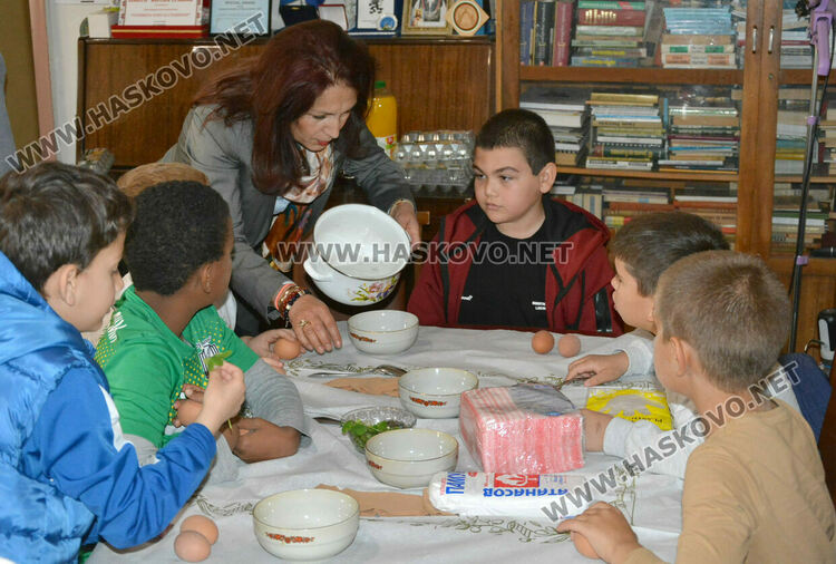 Второкласници боядисваха яйца на Велики четвъртък в читалище „Тракия“ 