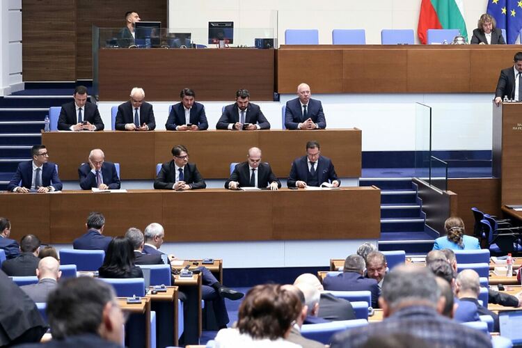 И вторият вот на недоверие срещу кабинета „Желязков“ не успя, ДПС-Доган не се разцепи