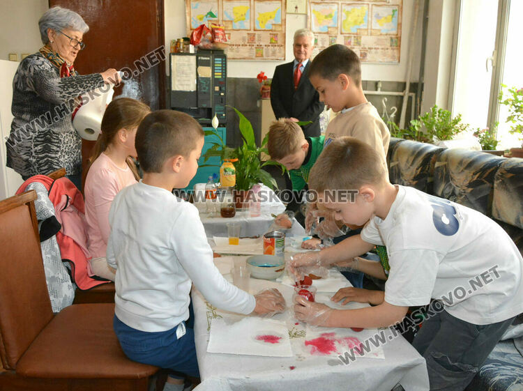 Второкласници боядисваха яйца на Велики четвъртък в читалище „Тракия“ 