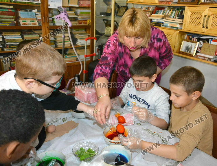 Второкласници боядисваха яйца на Велики четвъртък в читалище „Тракия“ 