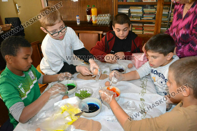 Второкласници боядисваха яйца на Велики четвъртък в читалище „Тракия“ 