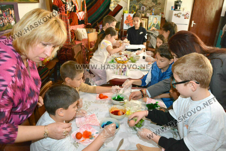 Второкласници боядисваха яйца на Велики четвъртък в читалище „Тракия“ 