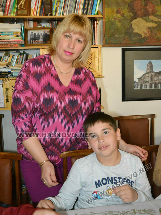 Второкласници боядисваха яйца на Велики четвъртък в читалище „Тракия“ 