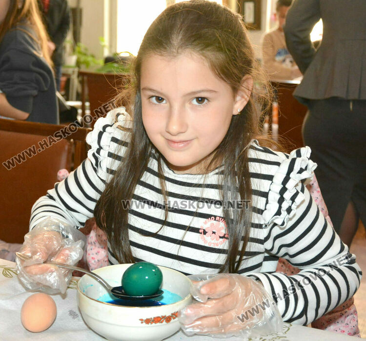 Второкласници боядисваха яйца на Велики четвъртък в читалище „Тракия“ 