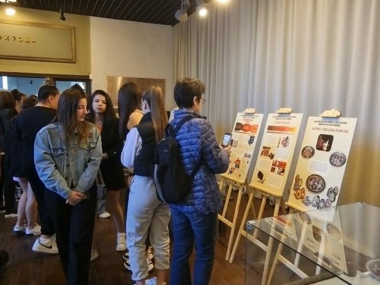 В РИМ Кърджали бе представена пътуващата изложба на Историческия музей във Велинград „Великденските яйца на България”