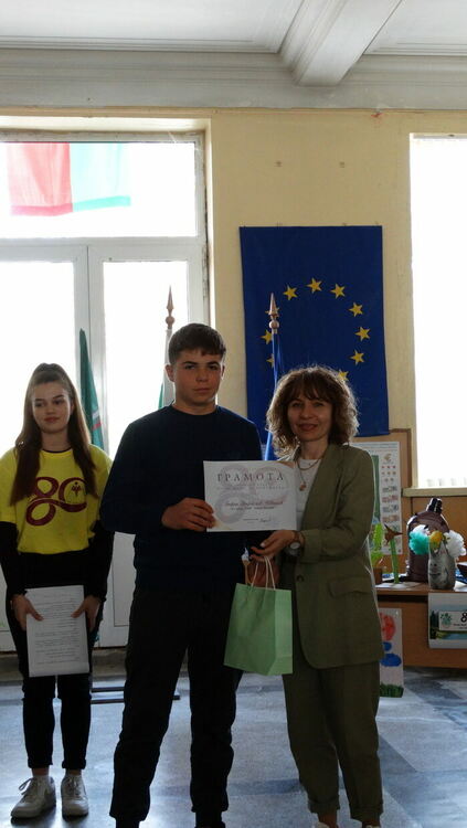 Гимназисти от ПМГ превърнаха отпадъците в изкуство