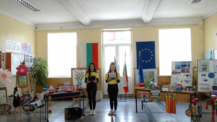 Гимназисти от ПМГ превърнаха отпадъците в изкуство