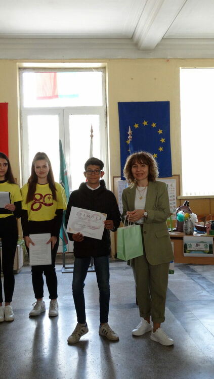 Гимназисти от ПМГ превърнаха отпадъците в изкуство